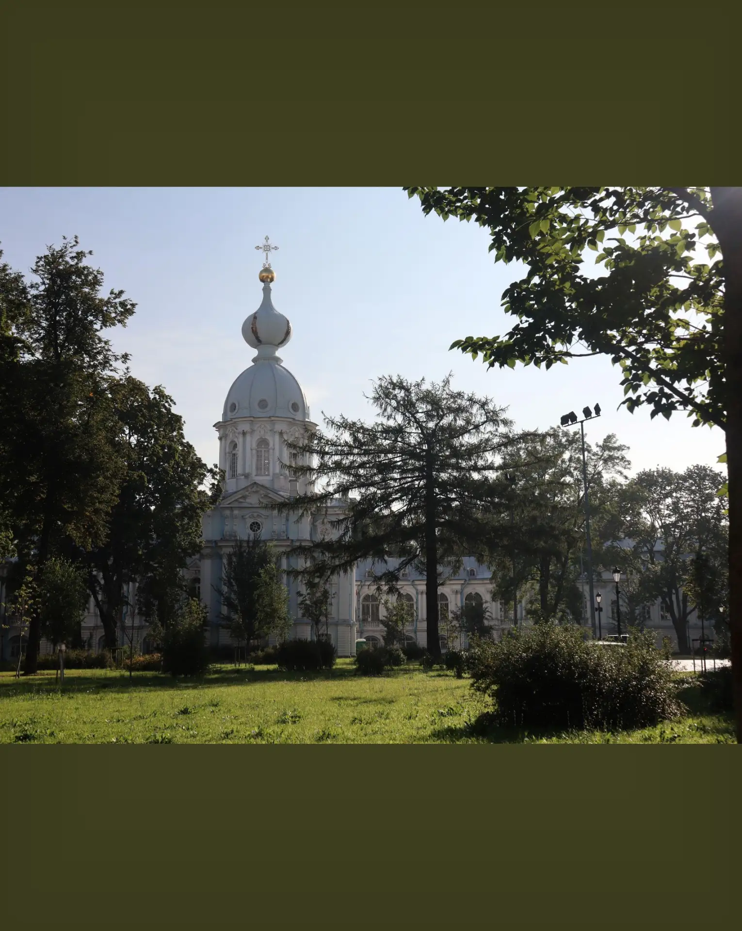 Золото из-под штукатурки: в церкви Смольного монастыря восстанавливают интерьер XVIII века