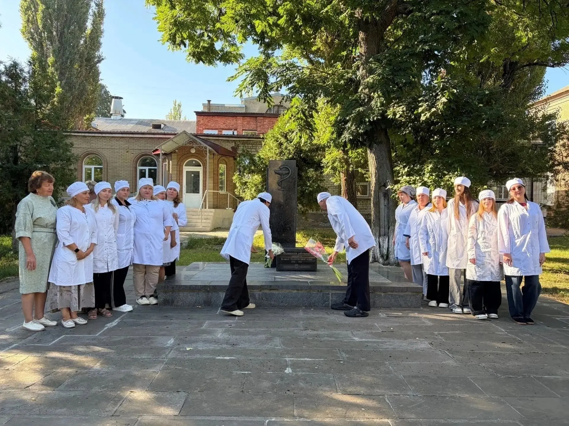 💐По ежегодной традиции в День Знаний студенты второго курса Луганского МК специальност...