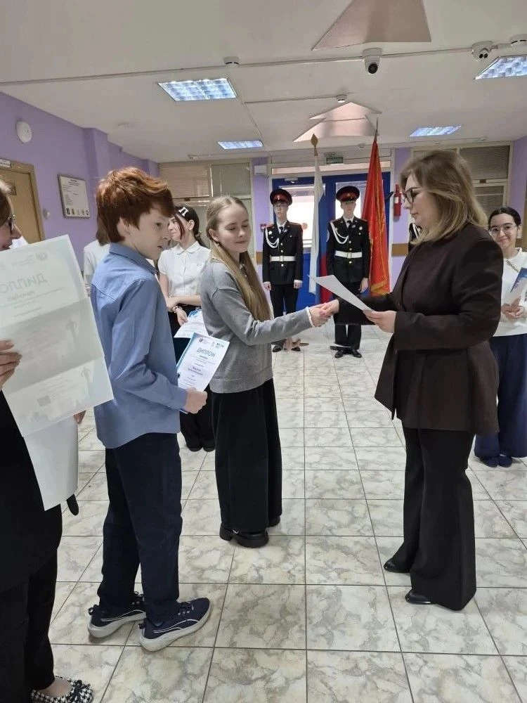 🇷🇺 Утро в 7-м корпусе: традиция, гордость и новые победы!  Сегодня учебная неделя традиционно начала