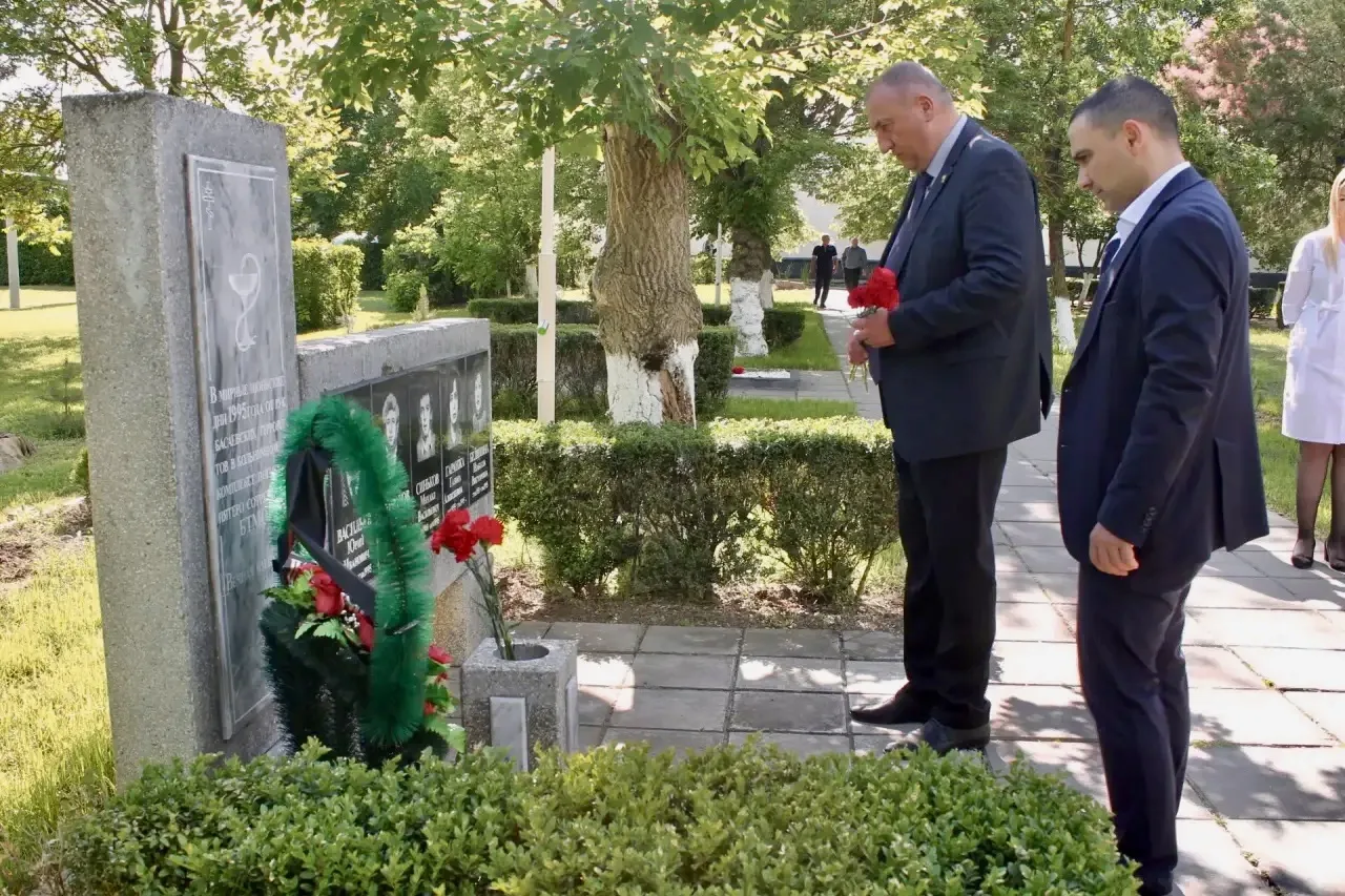 Возложил цветы к мемориалу в Будённовске – в память о невинных жертвах теракта, потрясш...