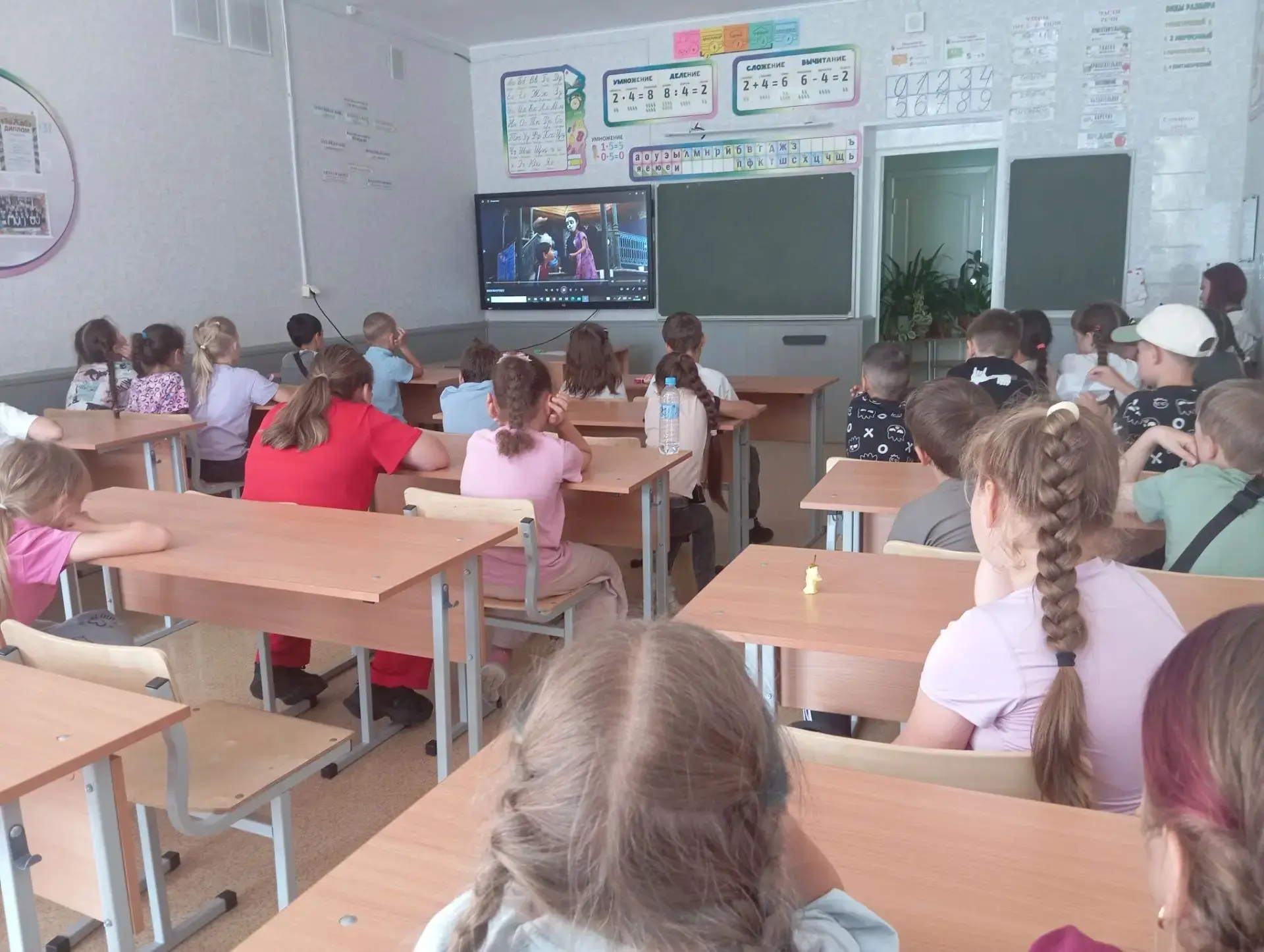 Сегодня у нас — настоящий праздник для киноманов! Участники лагеря с удовольствием смотрят разные фи