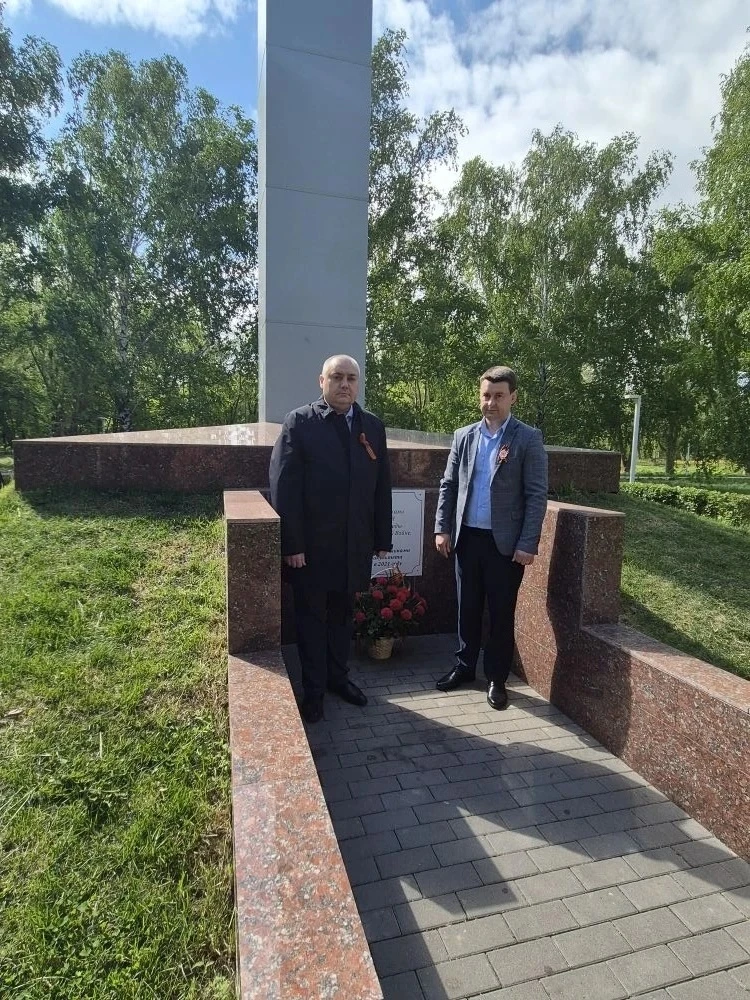 Сегодня по всей стране проходят митинги, церемонии возложения цветов к Обелискам боевой Славы и памя