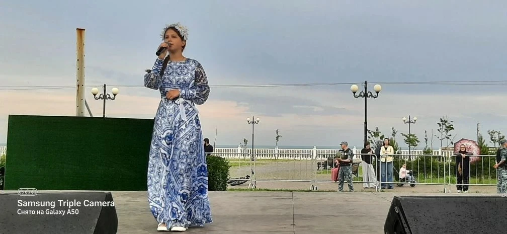 На праздничном мероприятии в честь Дня России, Дегтярёва Полина, талантливая юная вокалистка из студ