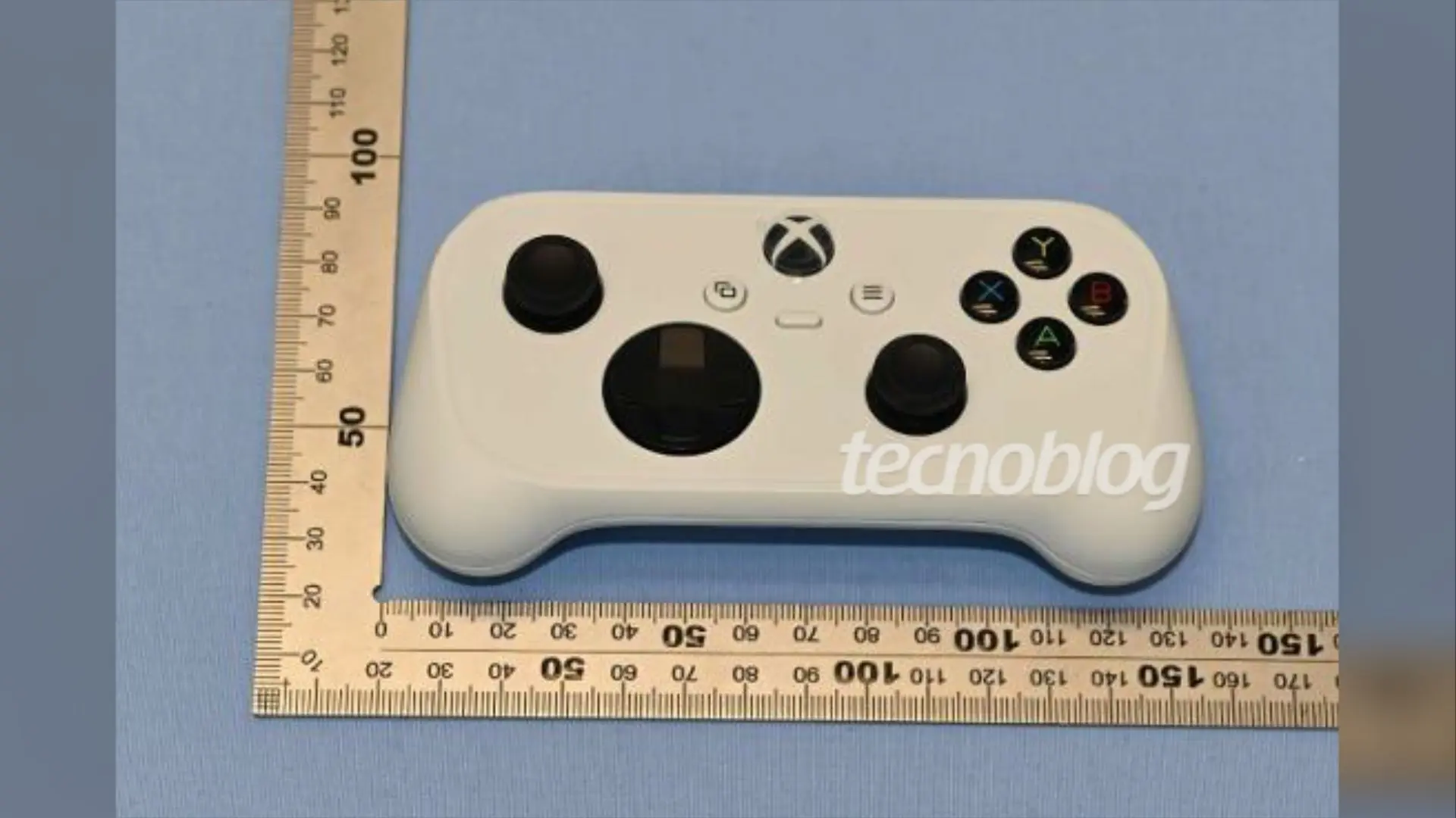 Первый взгляд на милашные контроллеры Xbox  Microsoft работает над суперкомпактными геймпадами для п