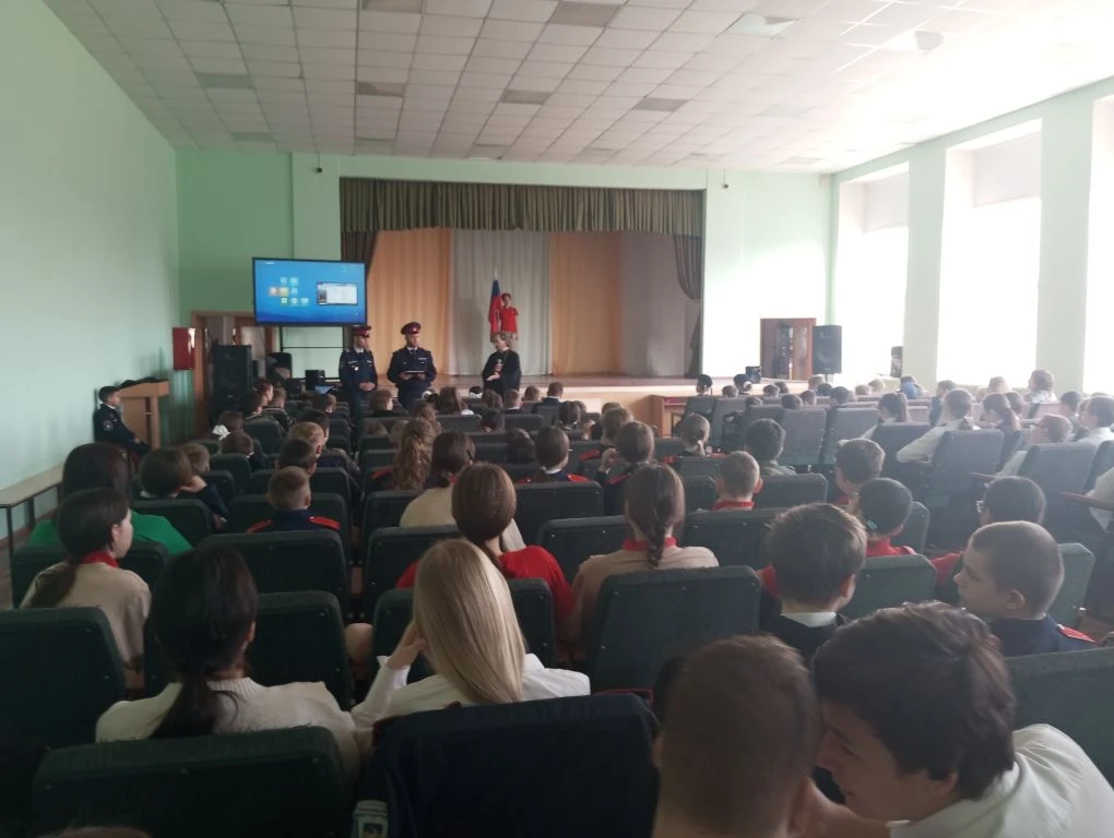 Сегодня в школе в рамках  "Разговоров о важном" состоялась встреча кадетов и юнармейцев с отцом Геор