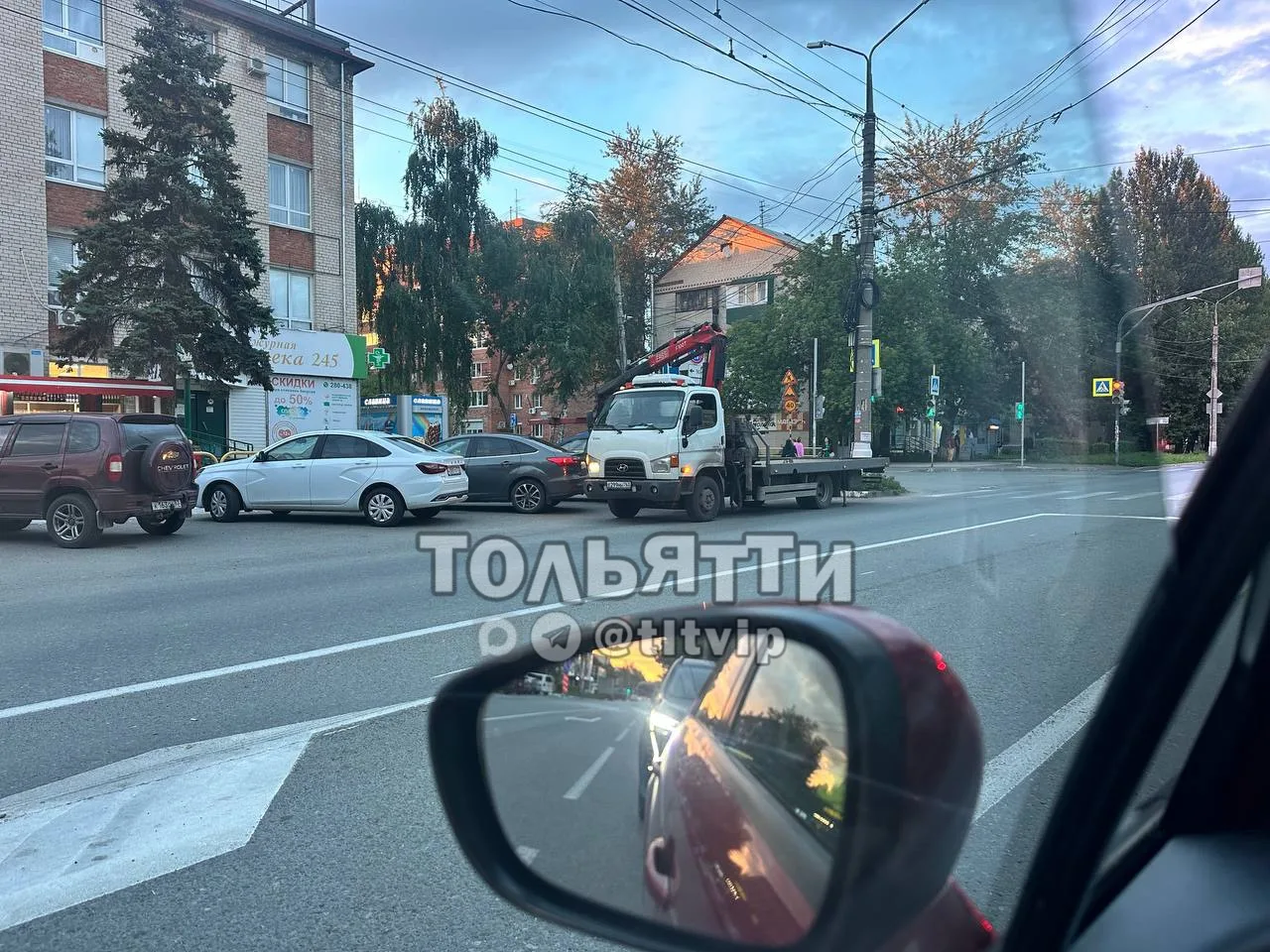 Эвакуатор добрался до Центрального района. Мира, 62. Миндаль.