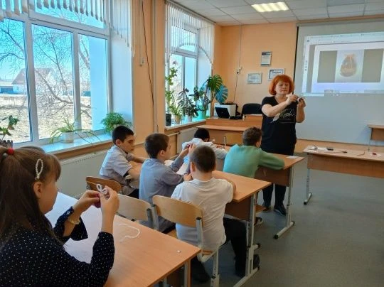 Сегодня ребята из объединения «Волшебная синель» создавали оригинальные сувениры — пасх...