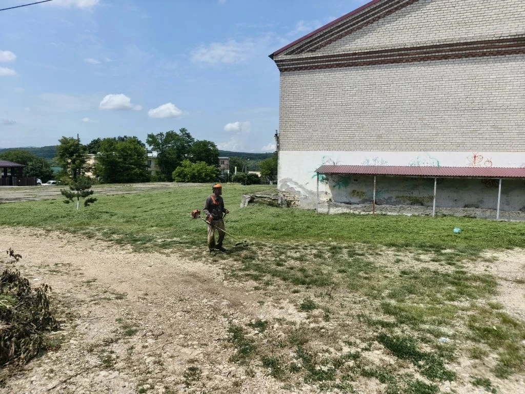 🌿 В Молдаванском сельском поселении продолжается покос травы на социальных объектах! 
💪  Благодари