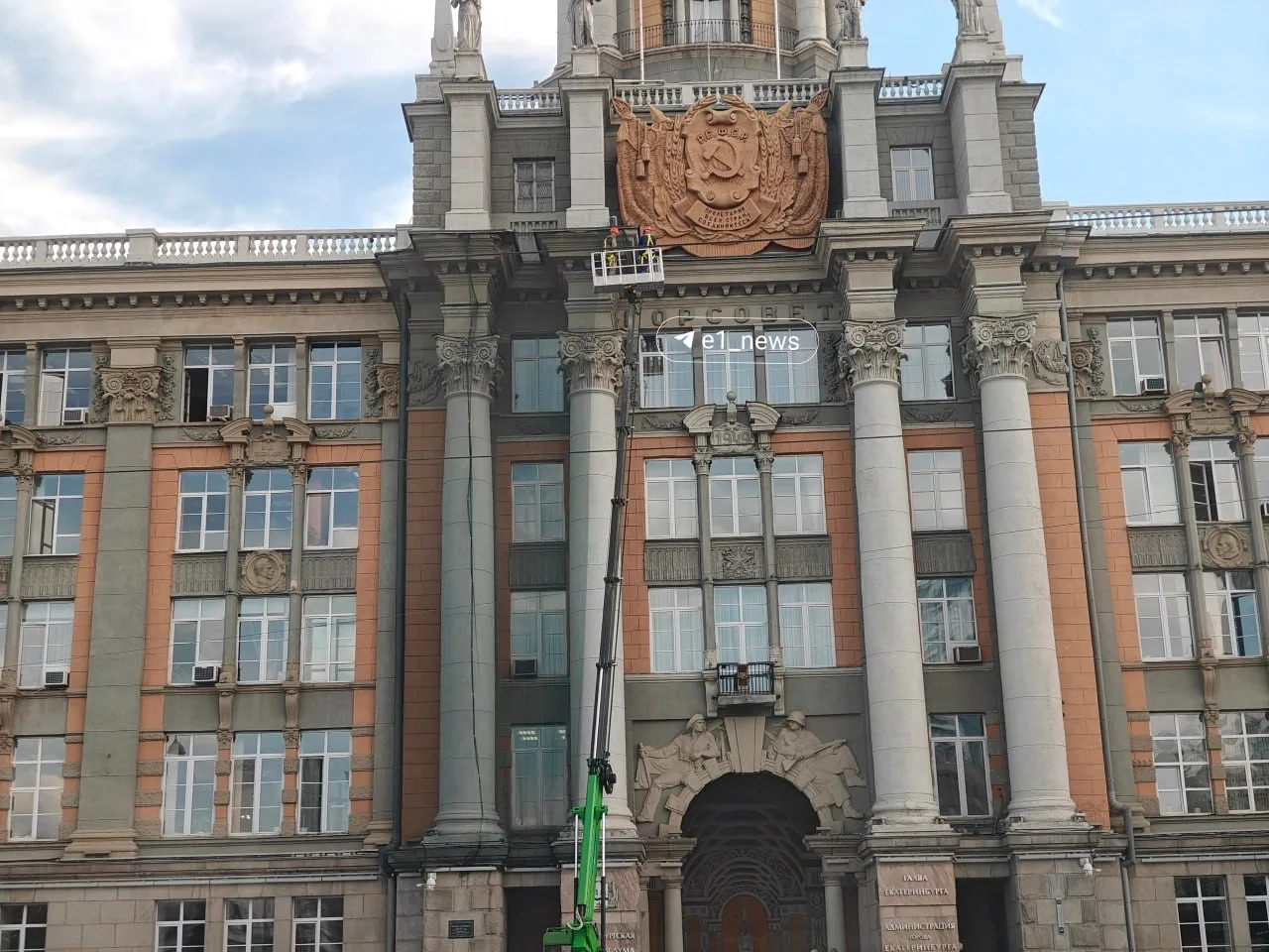 На здании администрации, где сегодня обрушился кусок козырька, поставили сетку.  Здесь мы всегда на 