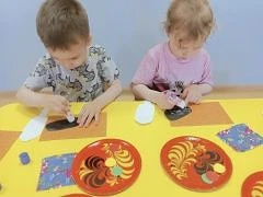 Изучаем ПДД.
Творим вместе.На днях малыши из смешанной ранней группы погрузились в мир дорожной грам