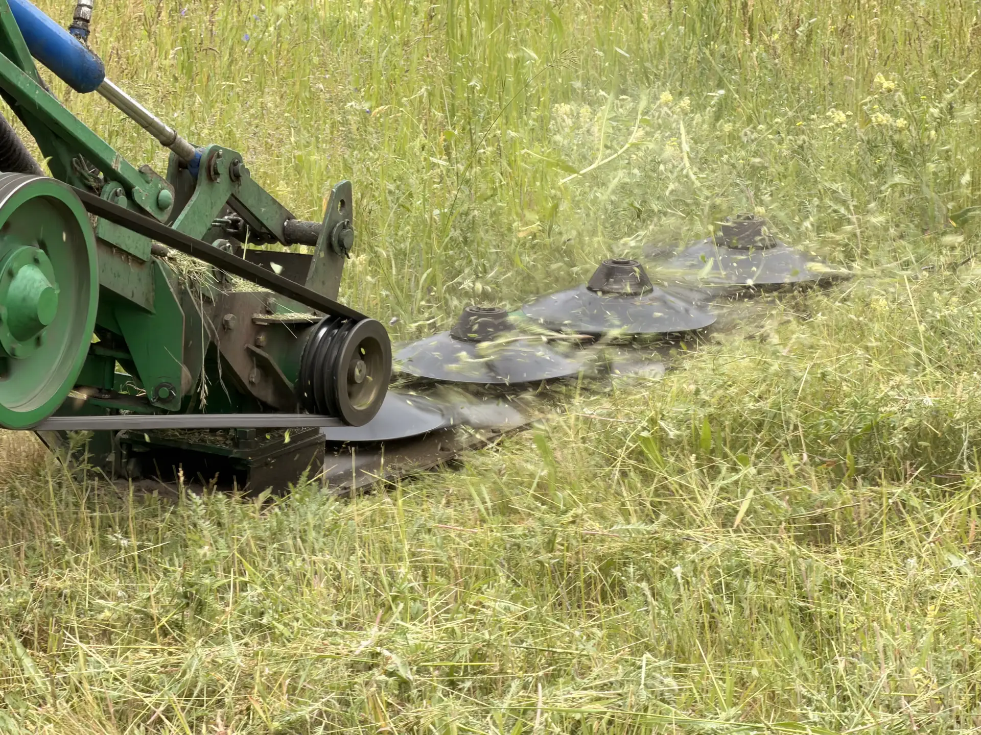 🚜 Южноуральск наводится в порядок: в городе продолжается активный покос травы