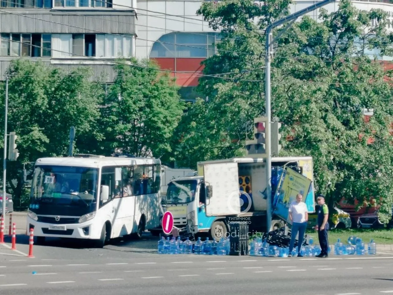 Одинцово, при съезде с Можайского шоссе на улицу Вокзальная произошла авария. 🚚 Фураго...