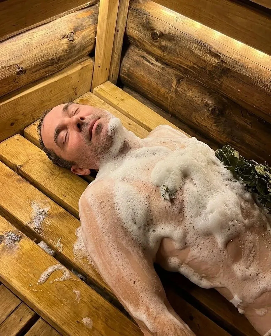 Приютив мужика с помойки, Оксана решила помочь ему, накормила и отогрела. Но едва он вы...