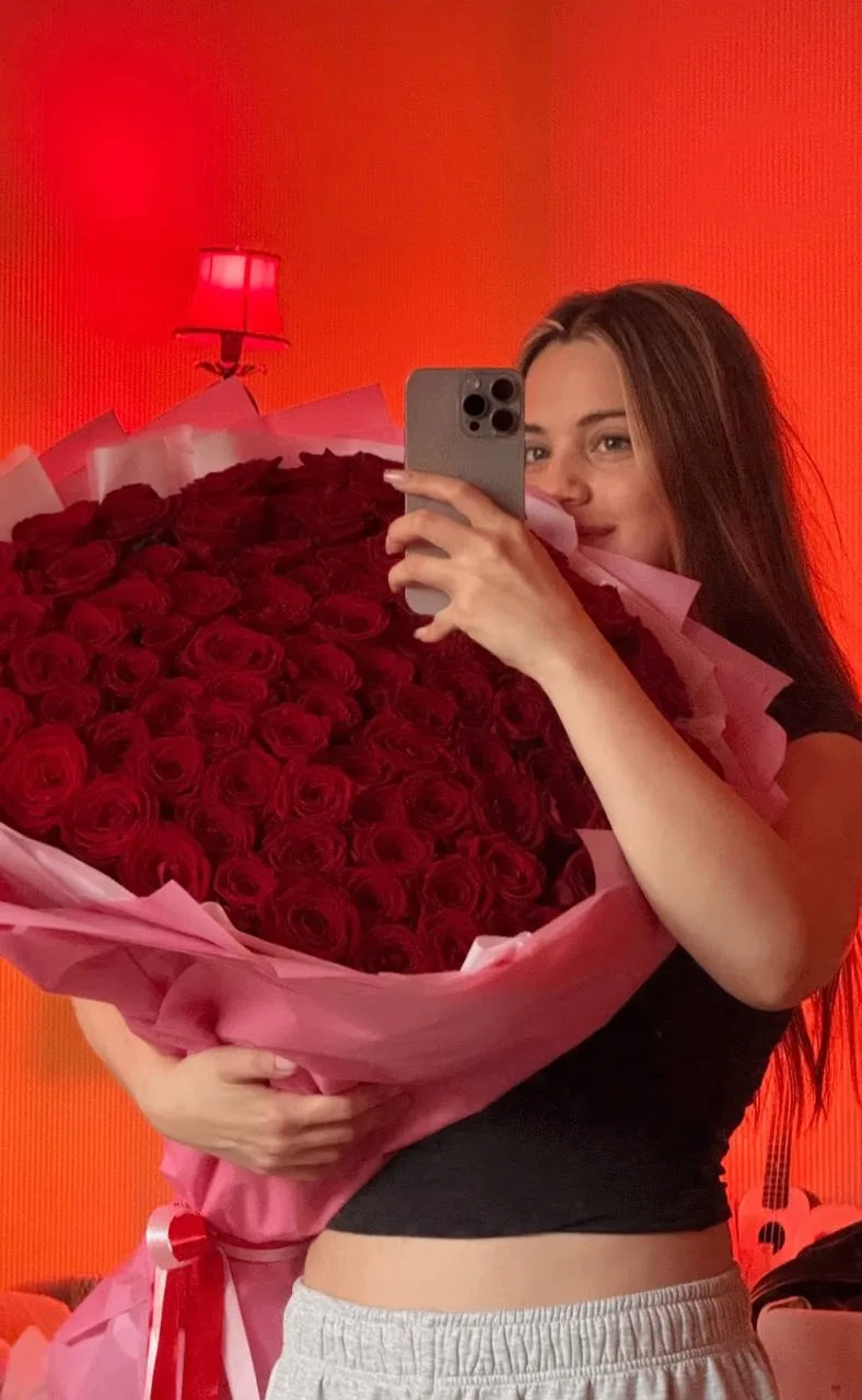 Акулич кто-то прислал шикарный букет красных роз❤️

❤️ - красивый