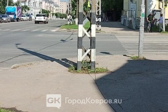 🤔 Я спросил электрика Петрова – а зачем лежит в Коврове провод?

На перекрёстке проспекта Ленина и 