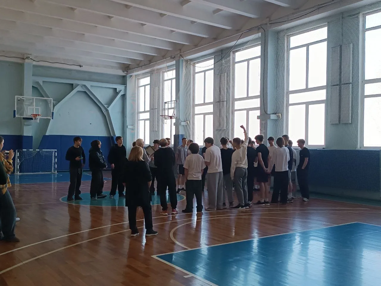 🇷🇺 Сила, мужество и смекалка: в преддверии праздника в нашей школе прошло мероприятие «А ну-ка, парн