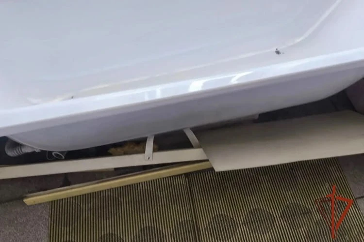 В Прокопьевске двое нетрезвых постояльцев разгромили ванну в гостинице на улице Комсомо...