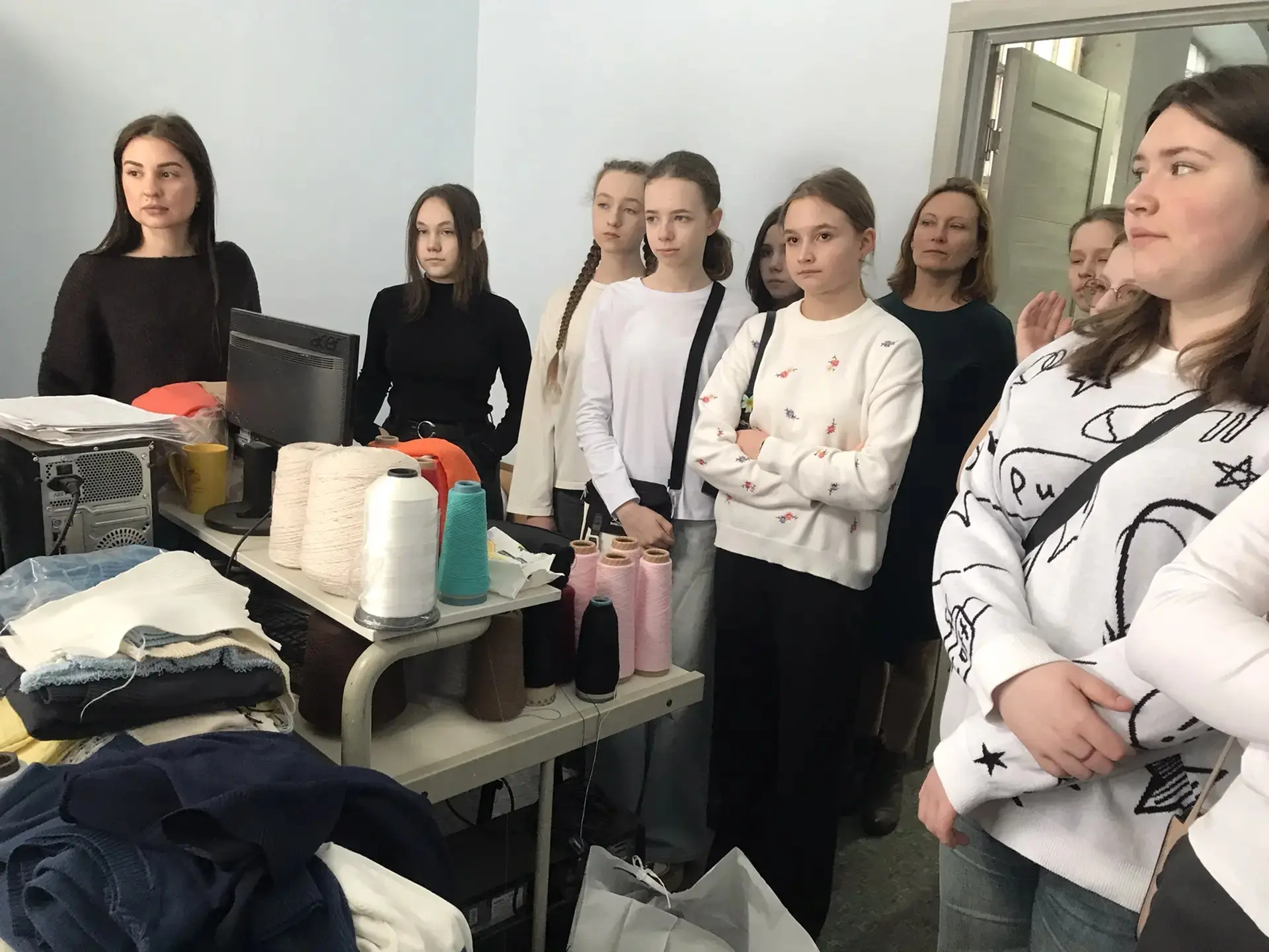 🧶  Восьмиклассники познакомились с историей и технологией моды на Раменской фабрике «Вестито»       