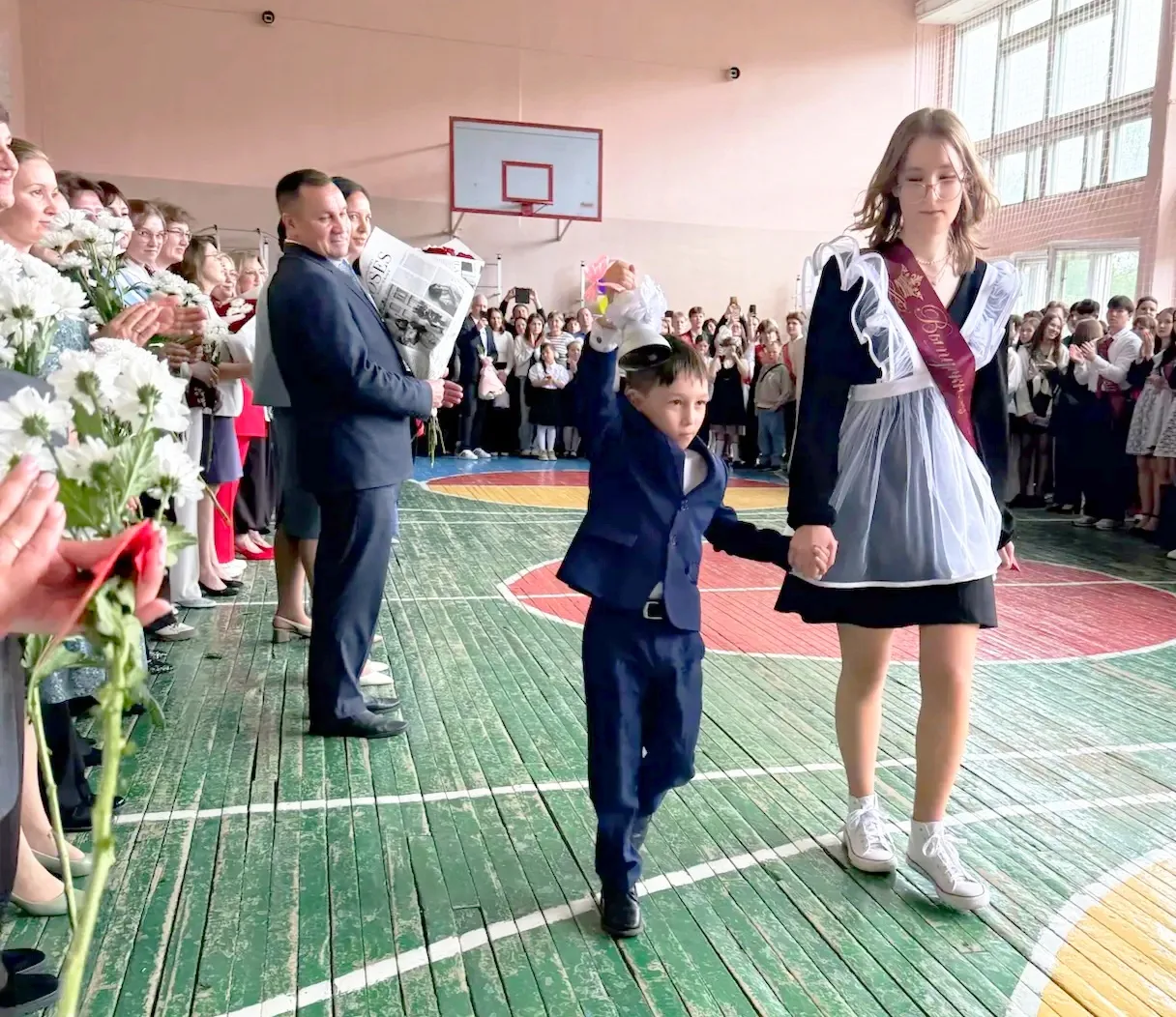 Сегодня в МБОУ «СОШ №48» состоялась торжественная линейка, посвященная Последнему  школ...