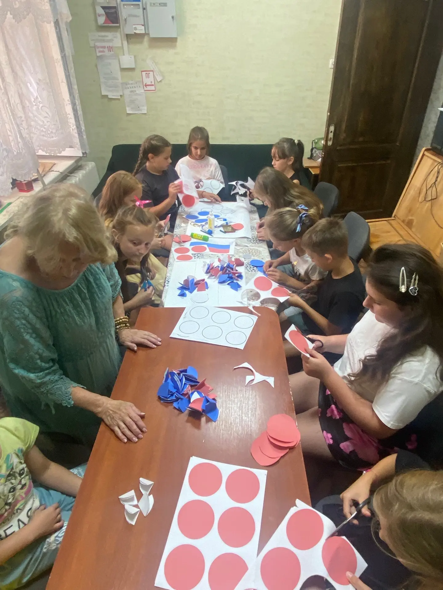 Сегодня в нашем доме культуры прошел мастер класс по изготовлению флага России под назв...
