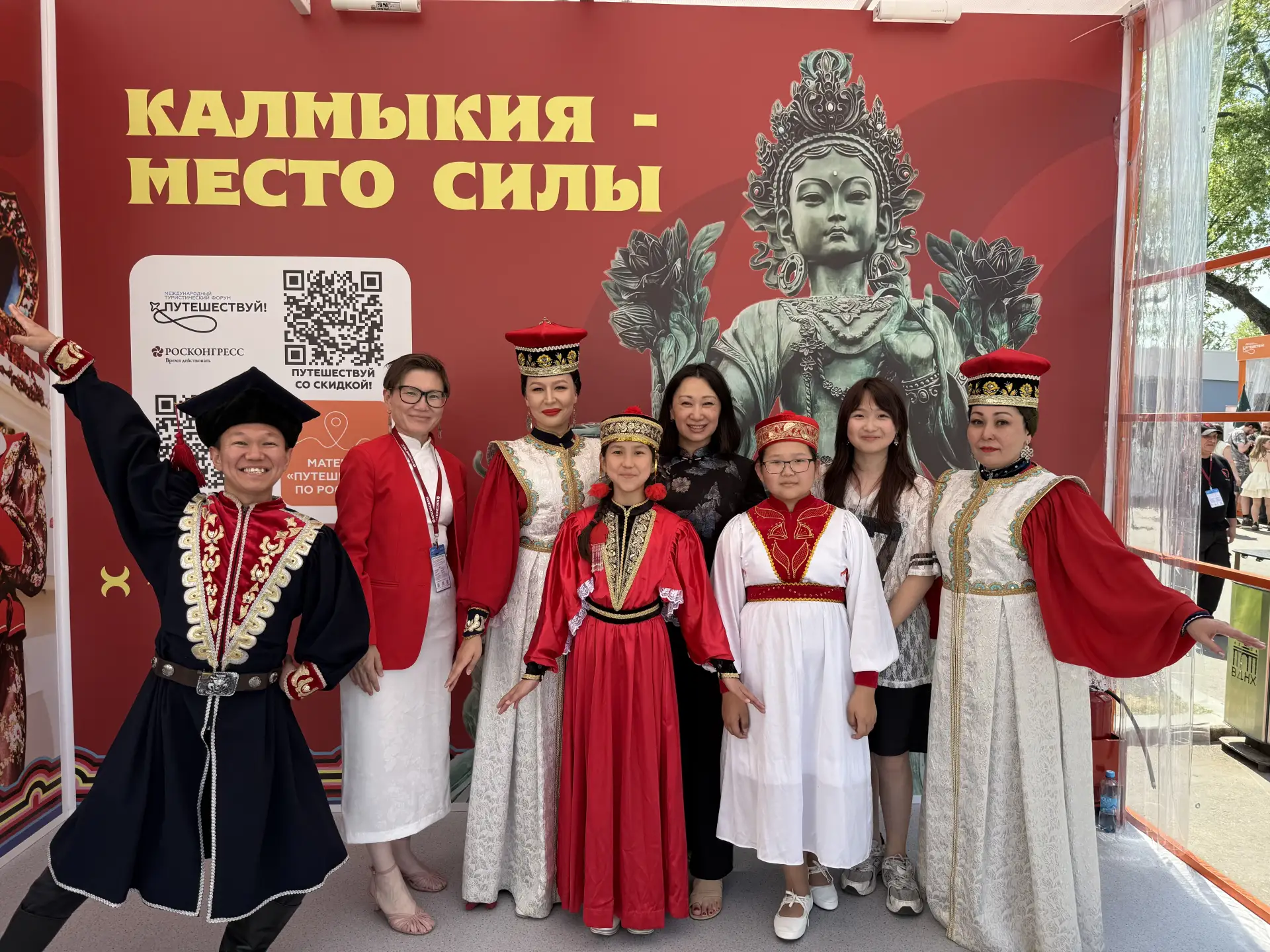 На протяжении всех дней форума гостей стенда радовали и знакомили с богатой культурой Калмыкии артис