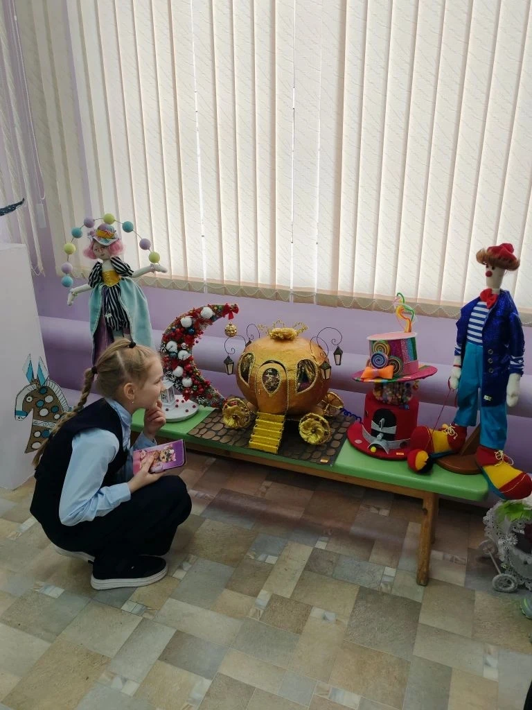 🎉 ТВОРЧЕСТВО НА ВЫСТАВКЕ ПРИКЛАДНОГО ИСКУССТВА   ✨ Недавно 4 «Б» класс совершил незабываемое путешес