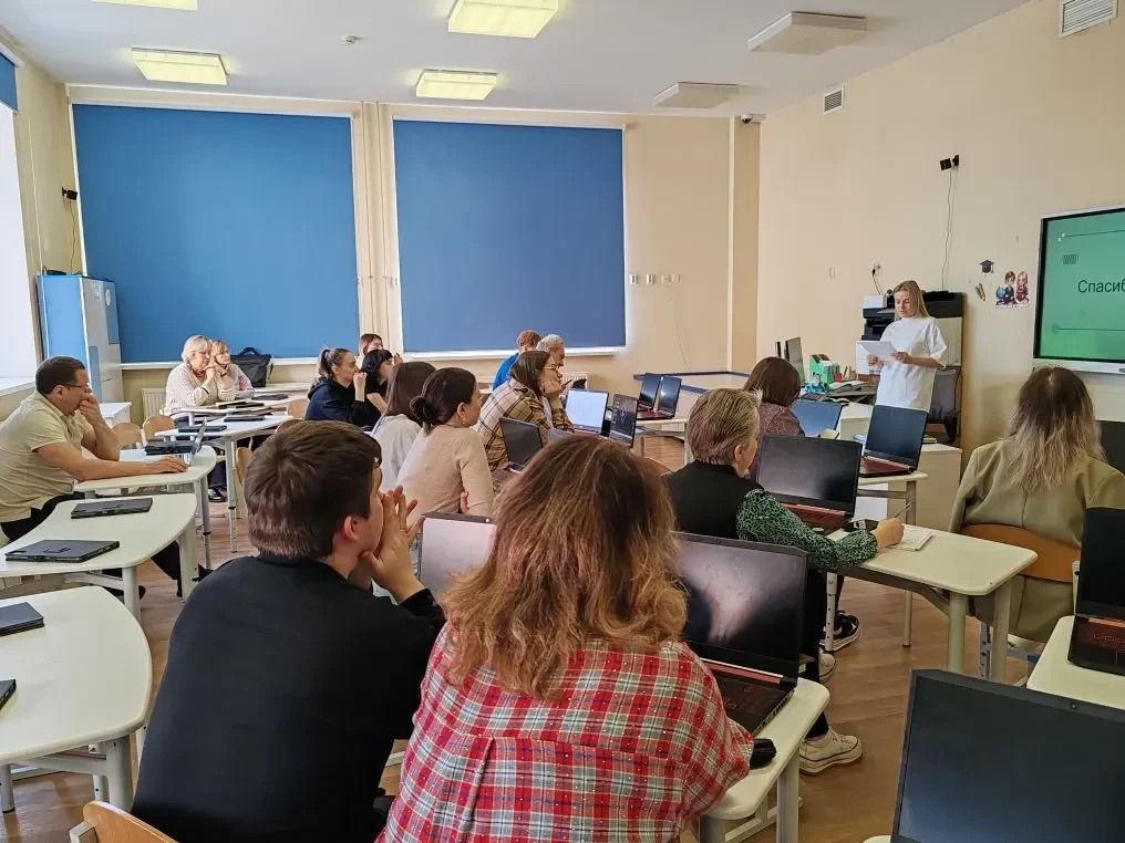 Пока наши школьники отдыхают на каникулах, педагоги сменили их за партами. В нашей школе продолжает 