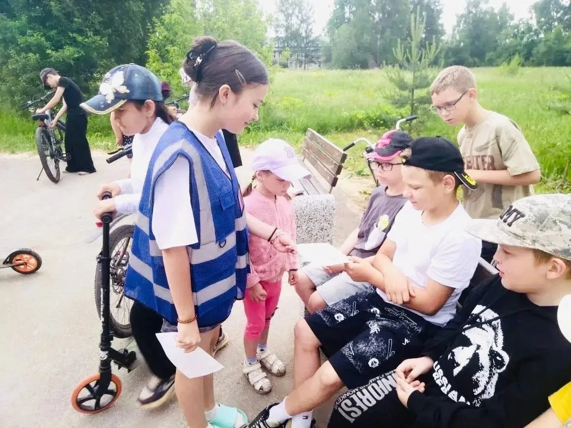 🚲 Юным велосипедистам и самокатчикам напомнили правила безопасности

В пришкольном лагере Вескинско