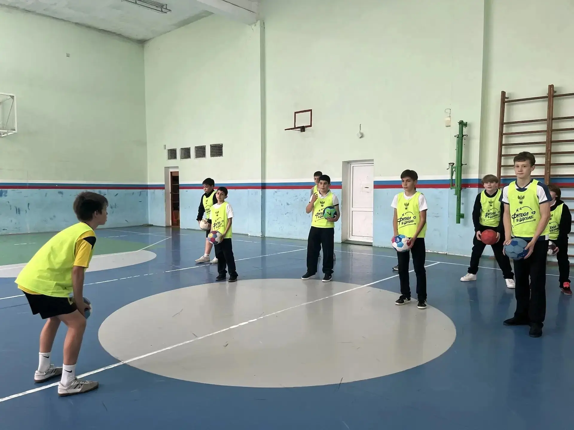 ⚽️ Флешмоб удался на славу! ⚽️Сегодня наша школа превратилась в большую футбольную площадку: ученики