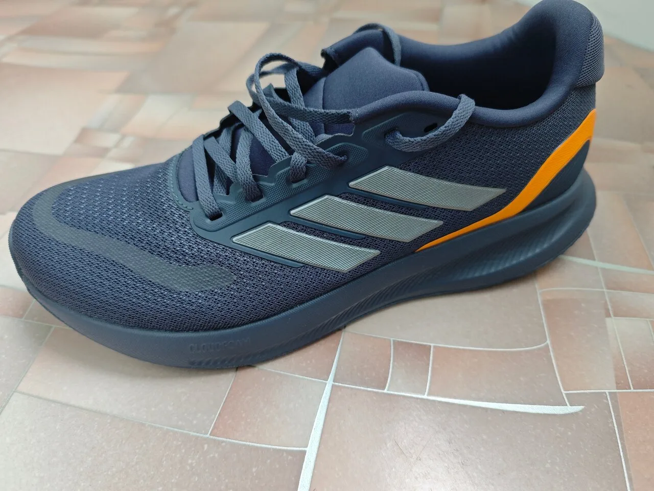 Продам кроссовки Adidas Runfalcon 5, новые, размер 42, 27 см, Макеевка, 4500 руб.