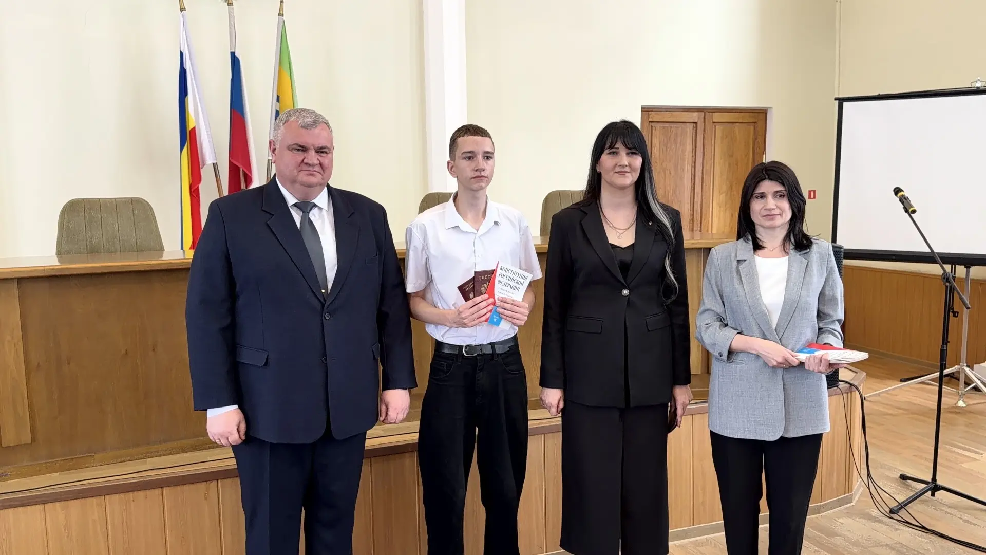 Сергей Комаров вручил паспорта юным жителям Азовского района в День пионерии  Сегодня в администраци