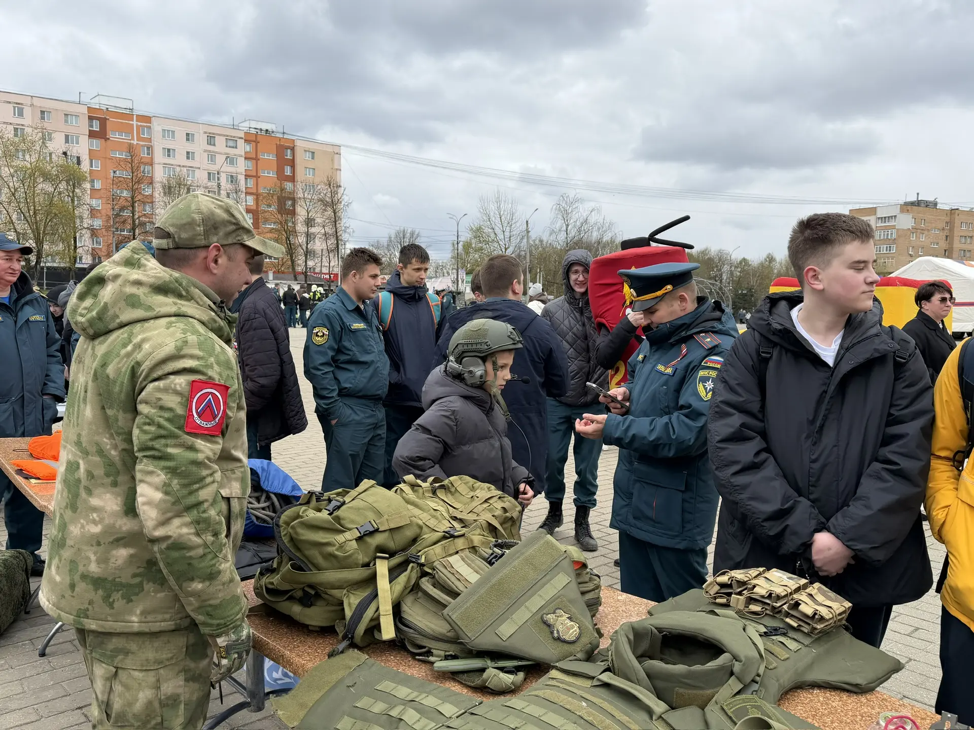 Смотр техники, мастер-классы и сотни людей: на Губернаторской площади Можайска отметили День пожарно