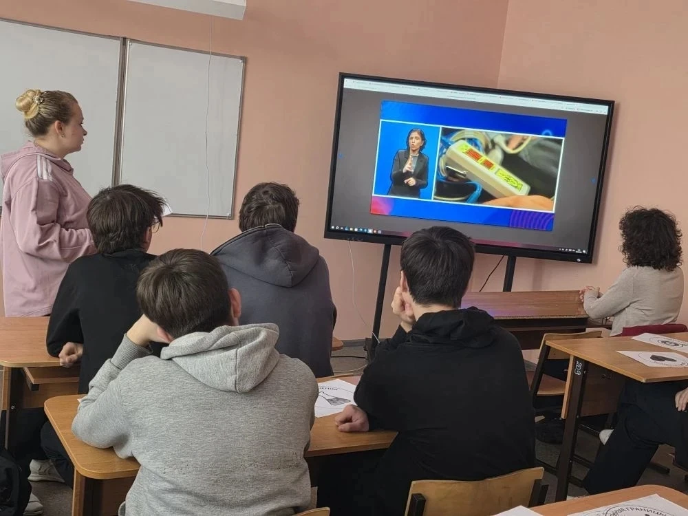 После линеек во всех классах прошли занятия из цикла «Разговоры о важном» на тему: «Что значит работ