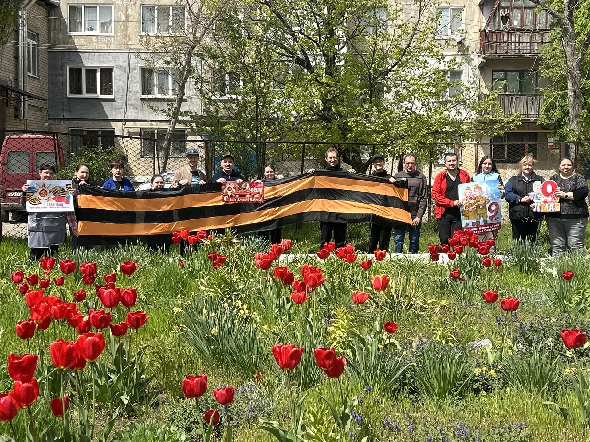 05 мая 2026 года в ГБУ «ЦСРИИДИ г. Тореза «Надежда» прошел информационный час «Героев помним имена»,