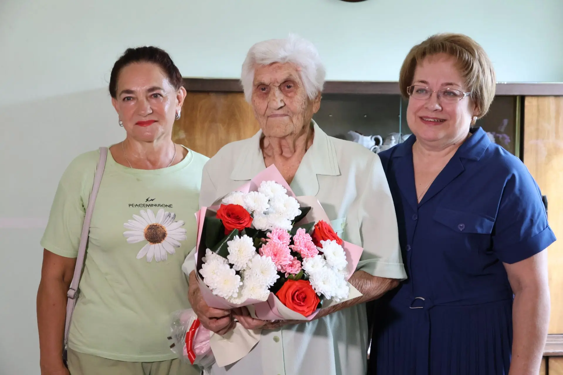 100-летний юбилей сегодня отмечает жительница Абакана
Зинаида Тихоновна Геращенко
 
Сто лет! Для мно