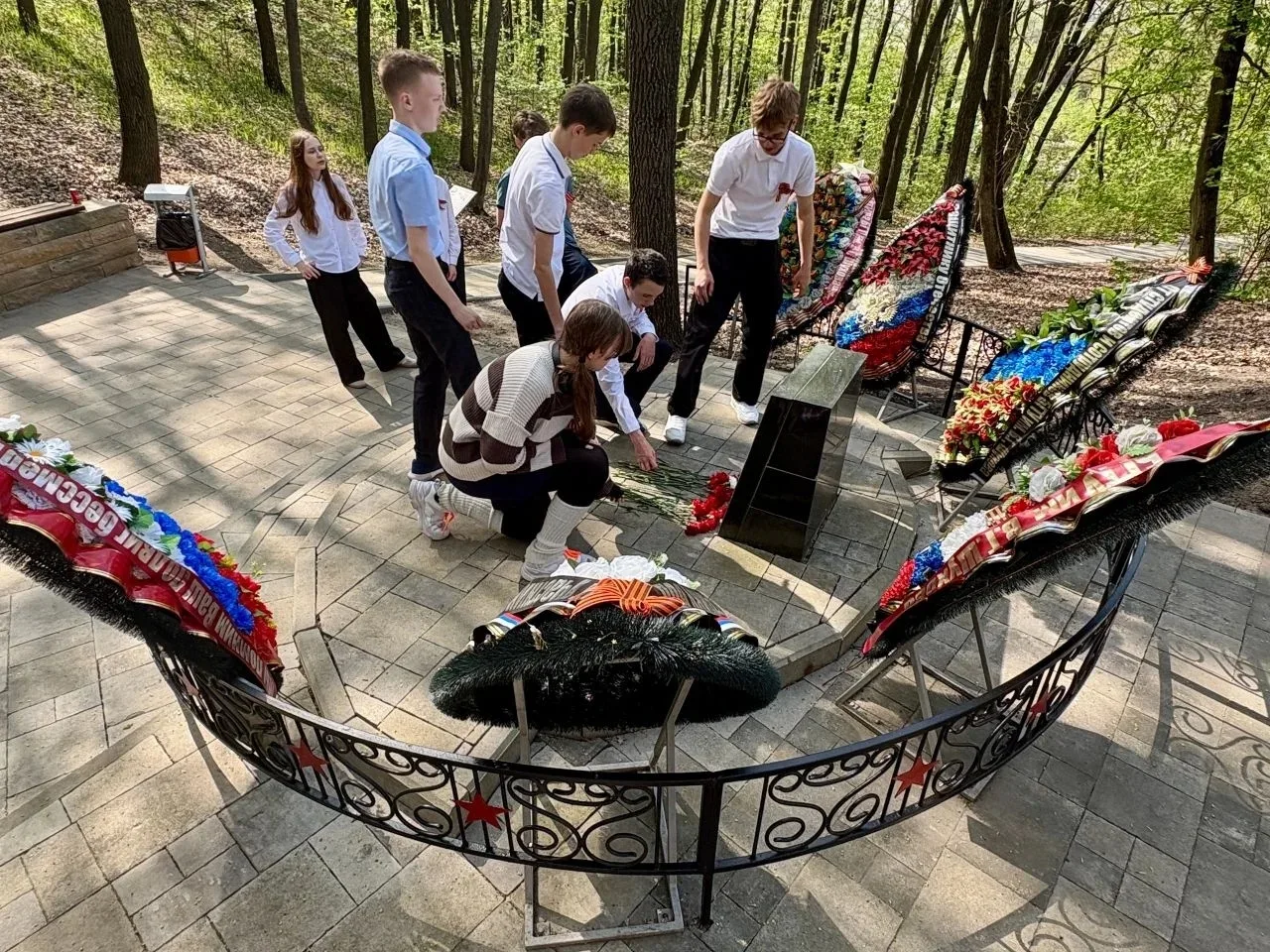 🌷 Память героев: школьники возложили цветы к памятникам в преддверии Дня Победы  8 мая, в преддверии