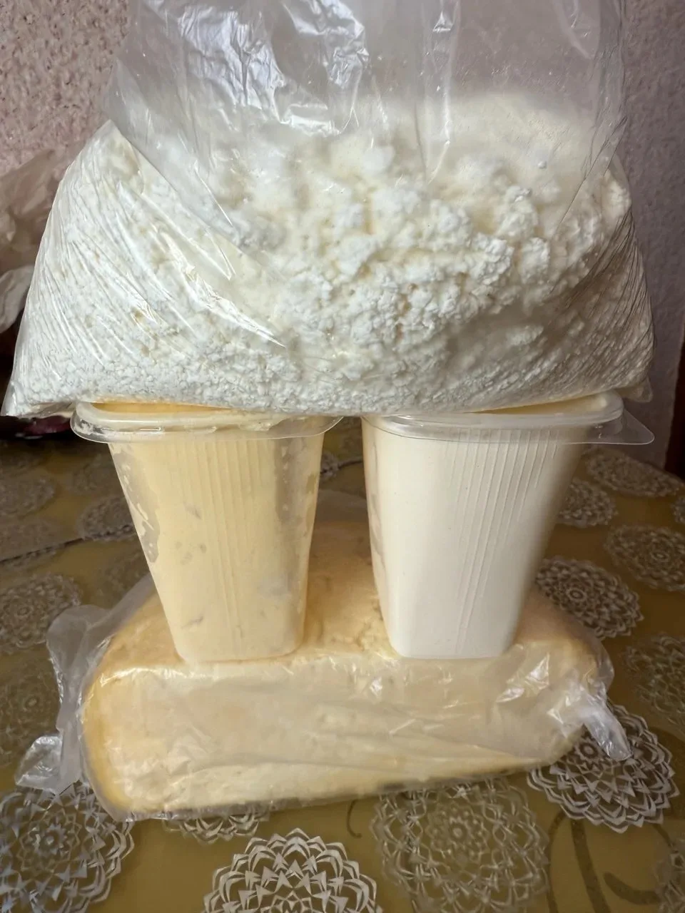 Продам деревенскую молочную продукцию. Сметана 450 руб./0,5 л., творог – 400 руб./кг., масло сливочн