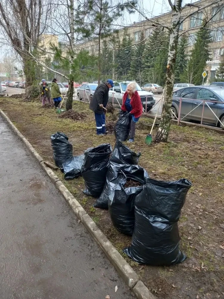 Сегодня ,3 апреля ,сотрудники МБУК «ДК «АВАНГАРД» вышли на уборку прилегающей территории .Вместе сде
