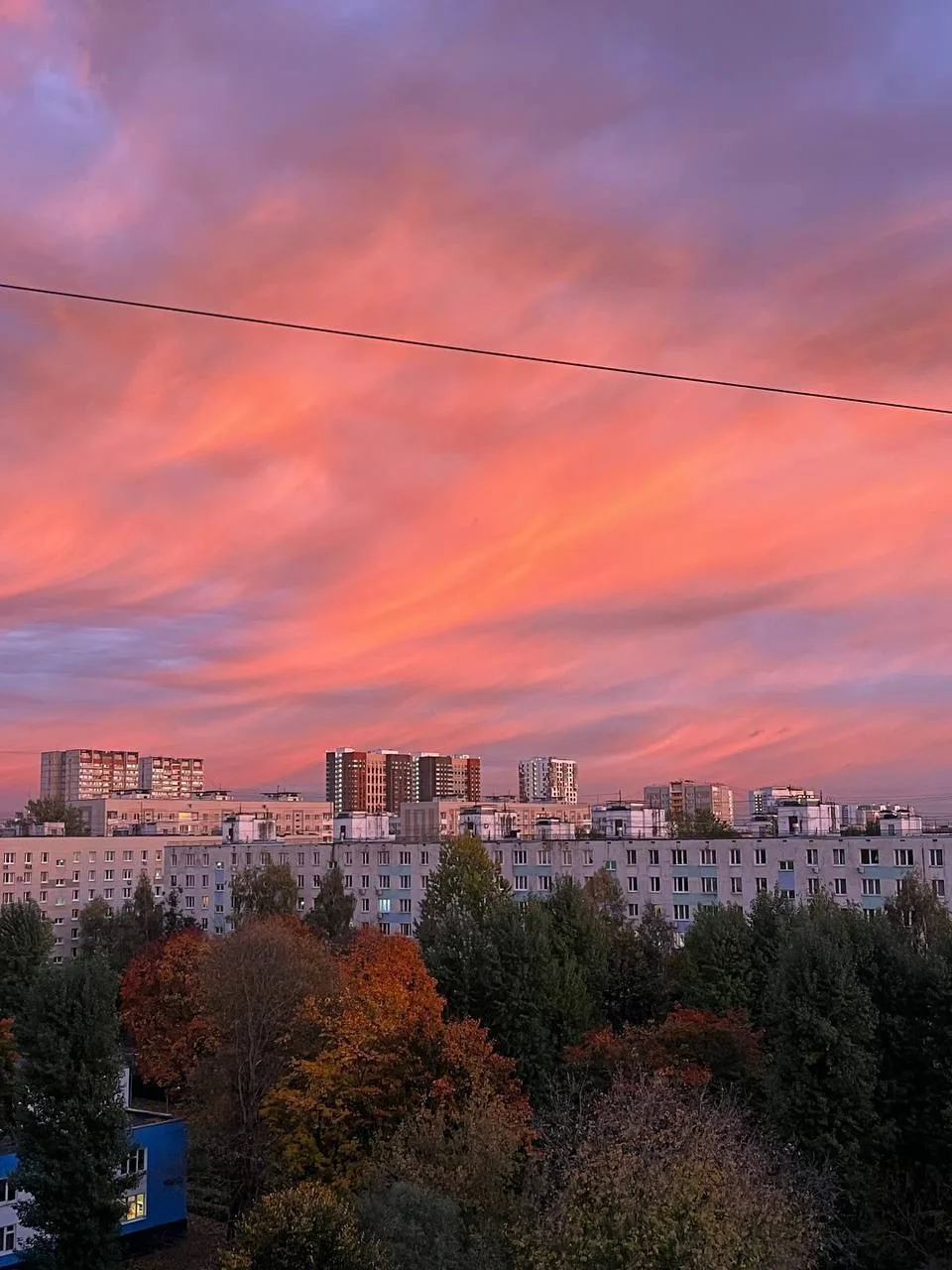 Пятница провожает рабочую неделю красочным закатом.