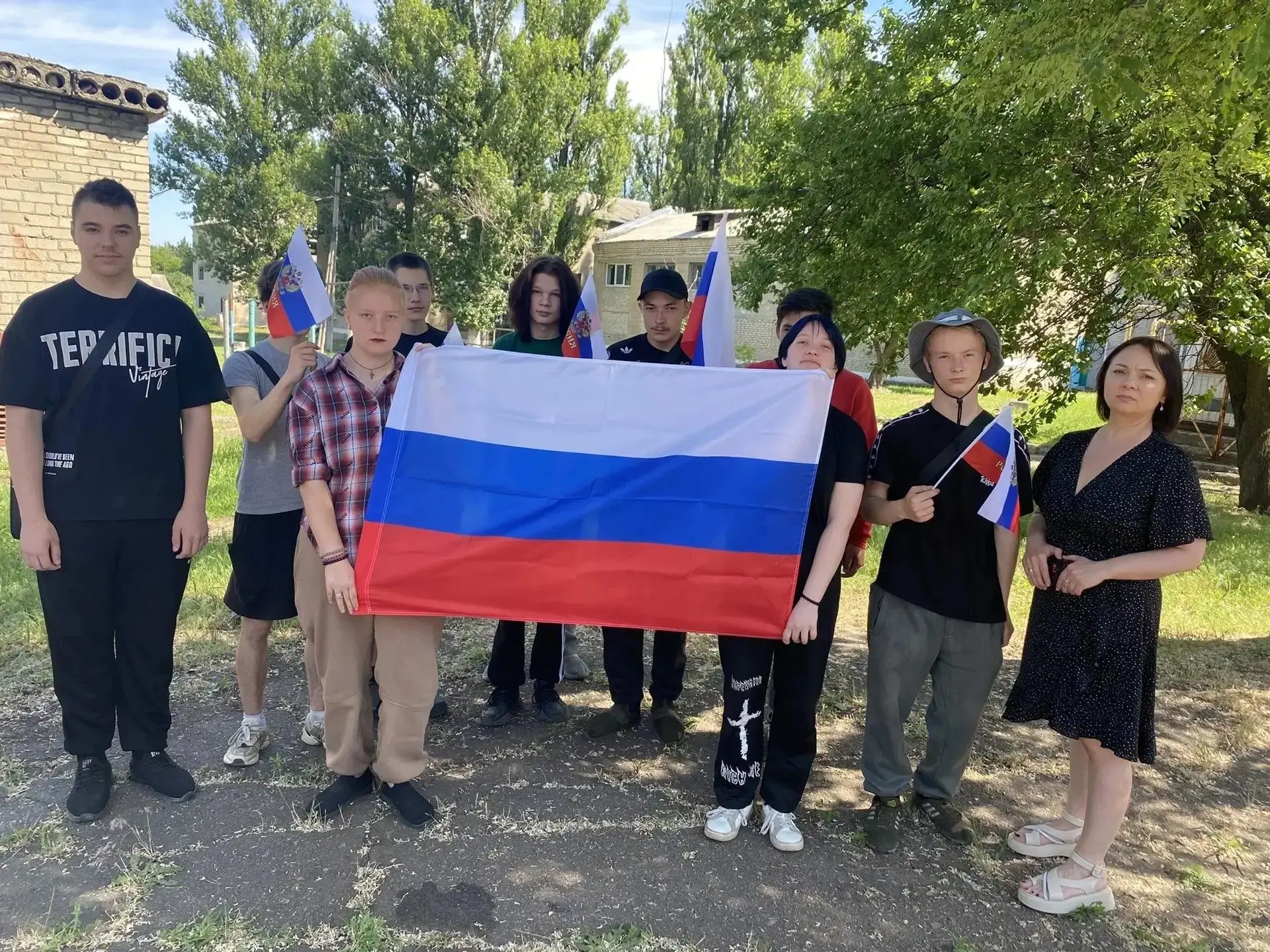 В колледже прошла акция «Триколор», приуроченная ко Дню России. Студенты выстроились на площадке , д