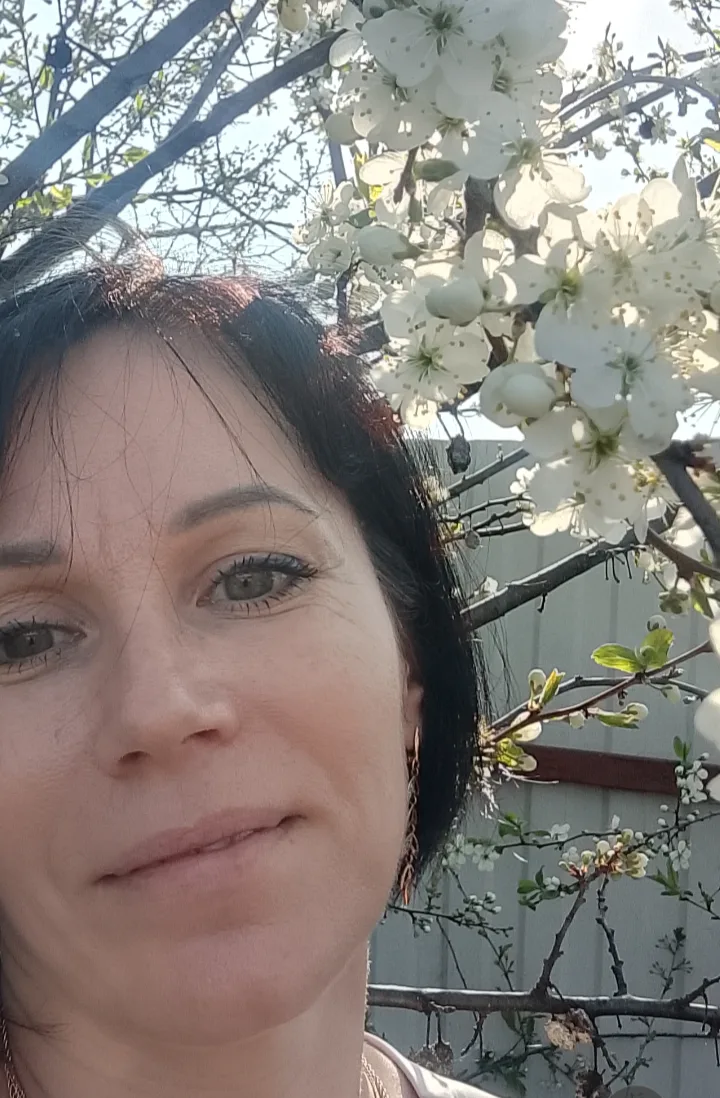 Смотрите какая красота! У меня в огороде расцвел тёрн, а возле окна черёмуха! Аромат безумно вкусный