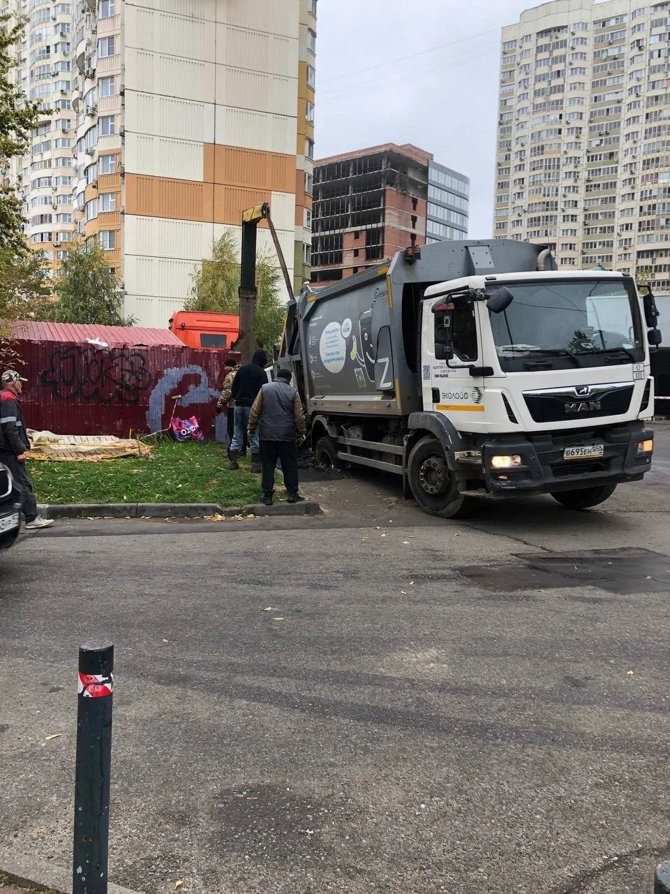 🗑️На ул.Горшина 3, мусоровоз провалился в недавно заделанную яму возле мусорки