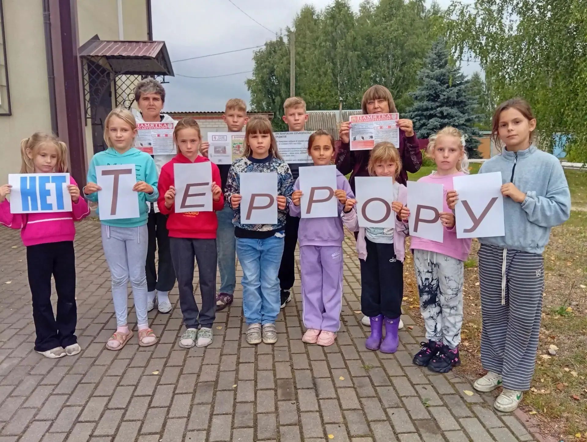 В пос. Чемерна прошла акция «Нет террору», в которой приняли участие взрослые и дети.
