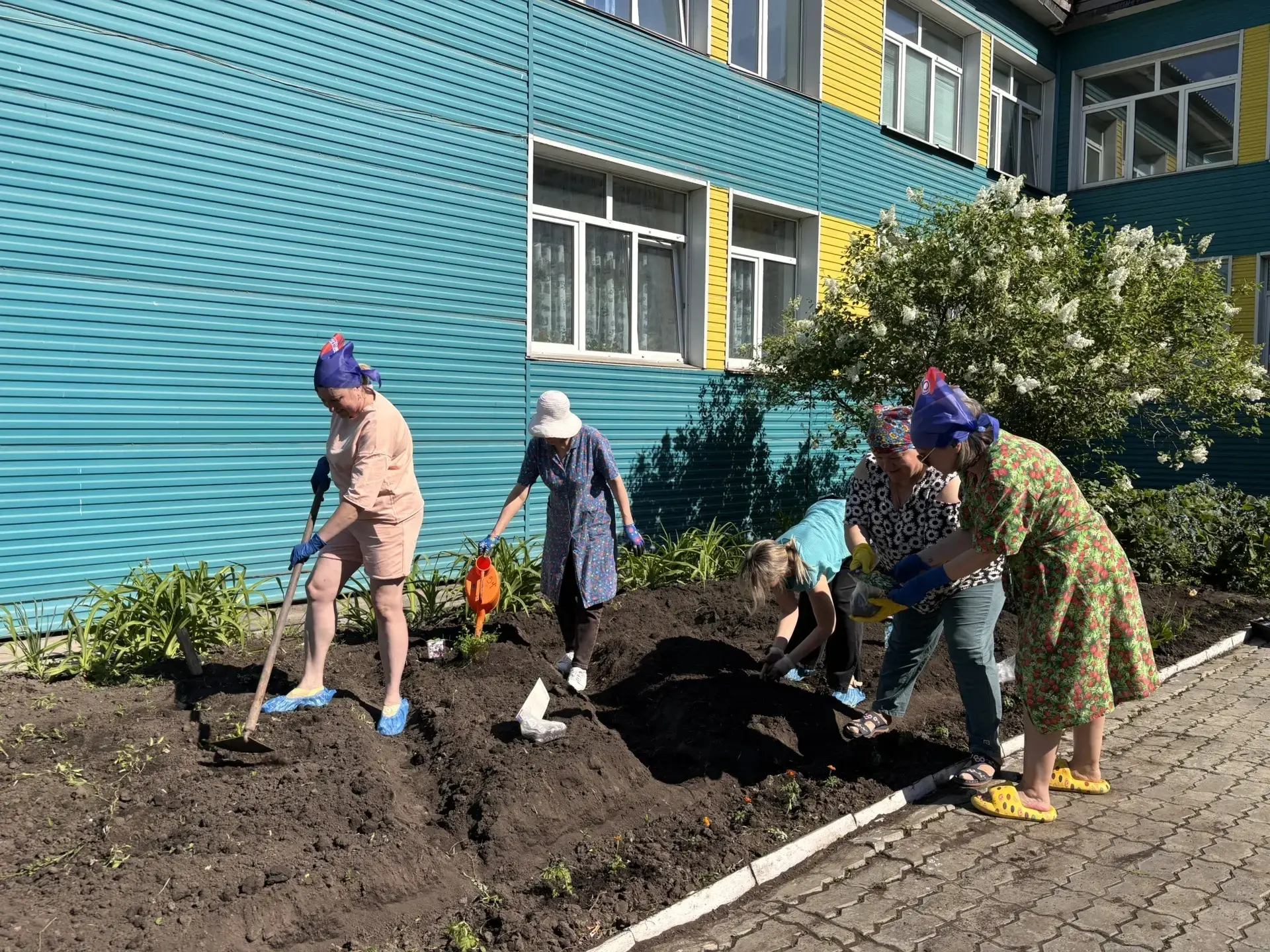 🌸 Педагоги создают сказку: наш детский сад расцветает! 🌱
Красота вокруг нас начинается с заботливы