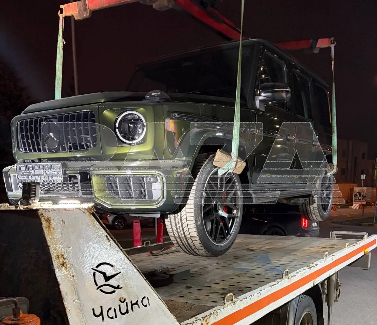 На закрытом паркинге в ЖК Крылатский нашли два угнанных автомобиля общей стоимостью больше 100 млн р