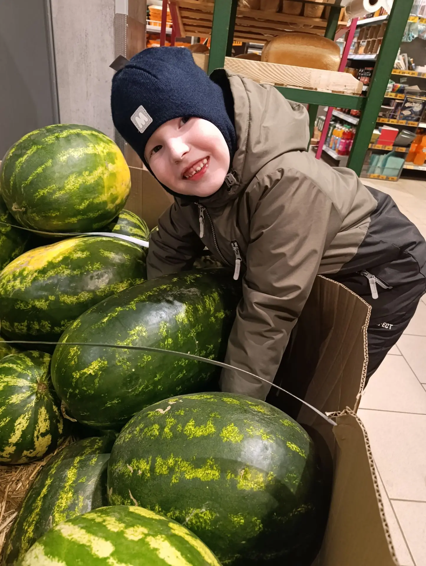 Гигантский арбуз в Пятерочке 😁.