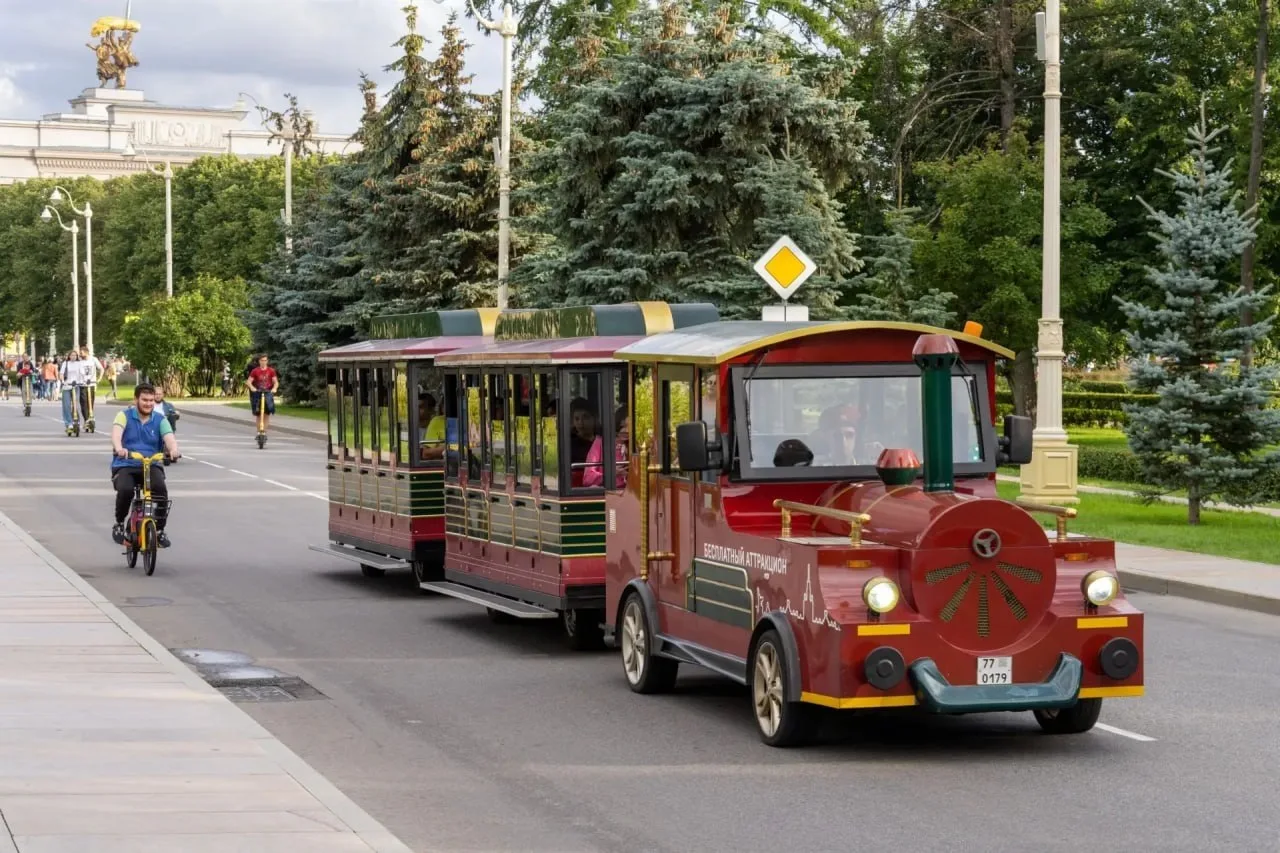 🚂 Бесплатеый семейный паровозик на ВДНХ   На территории Главной выставки страны курсирует бесплатный