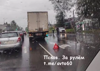 Поземского стоит от Алмазной, авария на перекрёстке Поземского и Чудской. Работает ГАИ