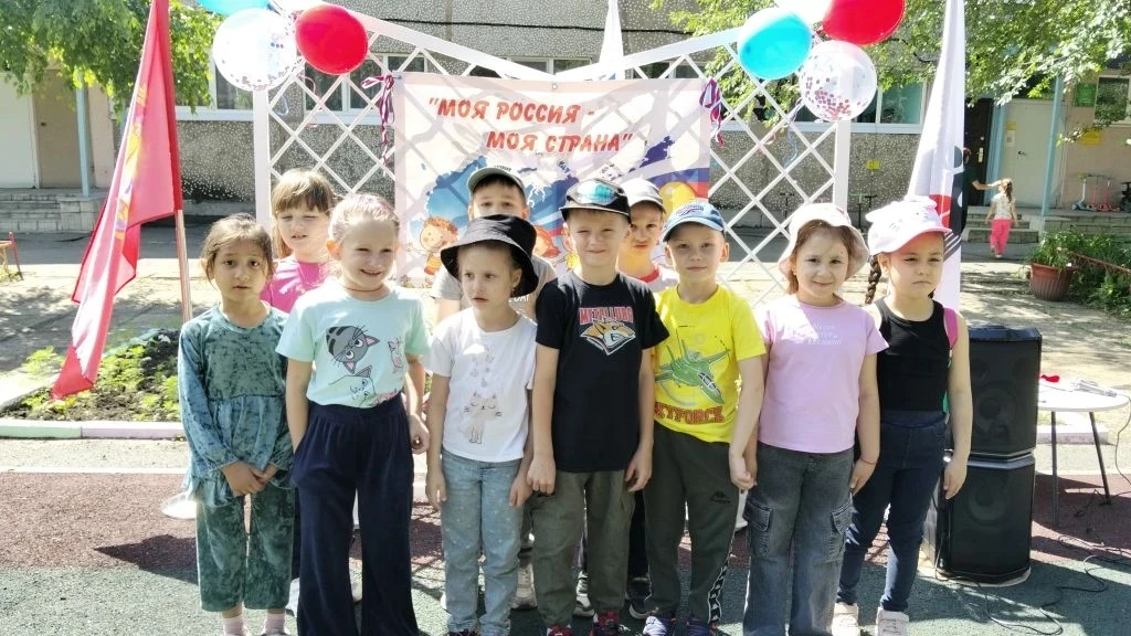 🇷🇺 Как мы отметили День России в детском саду! 🇷🇺

В нашем саду прошел невероятный праздник, пос