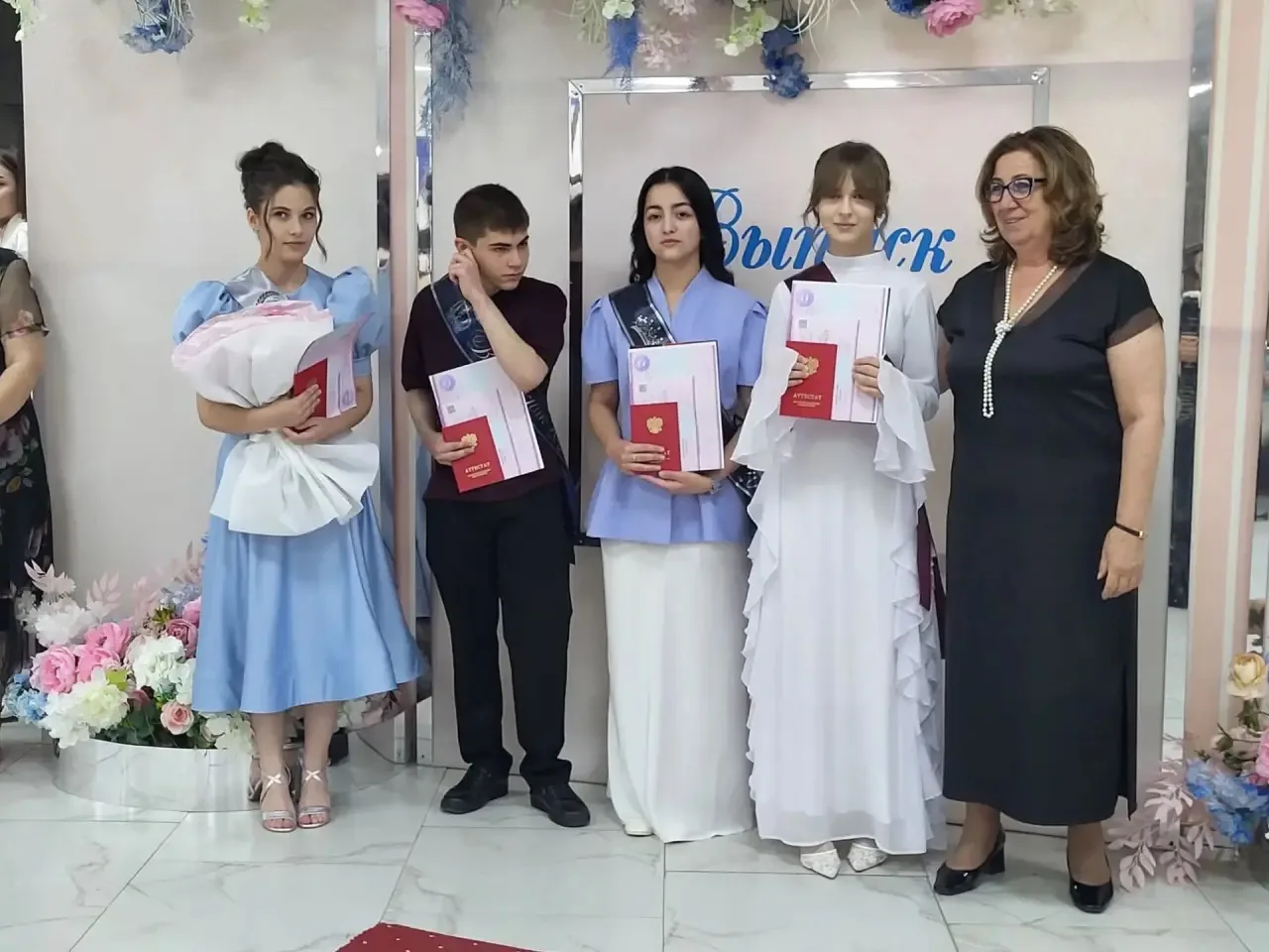 Поздравляем наших 9-классников с успешным окончанием 9 класса